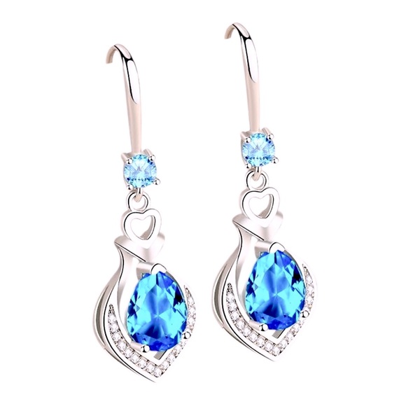 Jewelry - NEW Beautiful Silver Blue Dangle Earrings